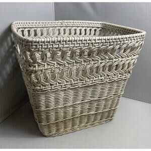 VTG White Wicker‎ Waste Basket for Plant Trash Can Shabby Rustic Basket Woven
